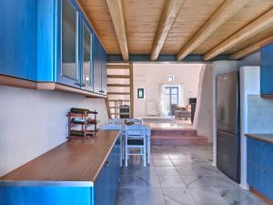 帕罗斯岛Nola Traditional Villa with pool and amazing sea views, Paros的一间设有蓝色橱柜的厨房和一间用餐室