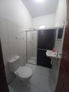 阿廷斯POUSADA DO BETO的带淋浴、卫生间和盥洗盆的浴室