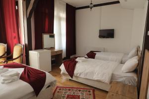 阿马西亚SALİH BEY KONAĞI的酒店客房,设有两张床和镜子