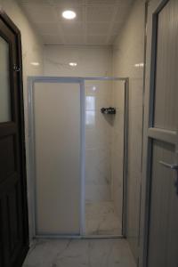 阿马西亚SALİH BEY KONAĞI的浴室里设有玻璃门淋浴