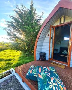 DerwenDelightful Camping Pod in Snowdonia, North Wales.的一张位于棚门廊上的床铺
