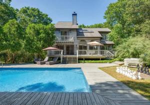 NoyackWonderful 6 Bedroom Home At Hamptons的房屋前有游泳池的房子