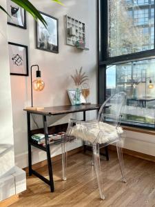 圣塞巴斯蒂安德洛斯雷耶斯Beautiful Bright Loft的窗户客房内的一张桌子和一把椅子