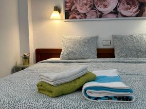 英格兰海滩Sunny Apartment Tanife by Yumbo的床上有毛巾