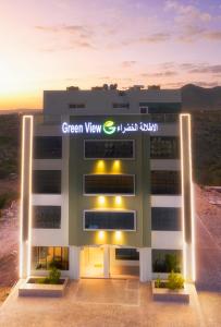 Jabal Al AkhdarGreen View Hotel, Jabal Akhdar的绿色景观标志的建筑