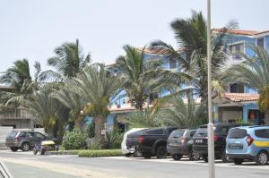 埃斯帕戈斯Apartamento Moradias Djadsal próximo à Praia de Santa Maria的停车场,停车场停在大楼前
