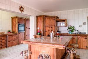 圣赫勒拿湾Sandspoor的一个带木制橱柜和一个大岛的厨房