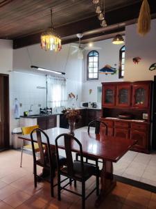 乌巴图巴热带天堂度假屋的厨房配有木桌和椅子