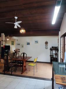 乌巴图巴热带天堂度假屋的一间带桌椅和天花板的用餐室