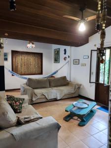 乌巴图巴热带天堂度假屋的客厅配有两张沙发和一张桌子