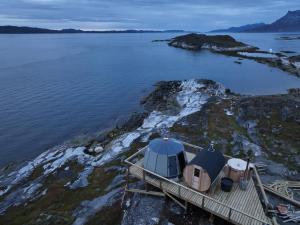 努克Aurora Hut by InukTravel的水边有帐篷的岛屿