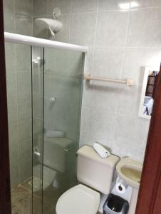 布希奥斯Andorinhas Suites的一间带卫生间和玻璃淋浴间的浴室