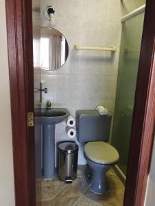 布希奥斯Andorinhas Suites的一间带卫生间、水槽和镜子的浴室