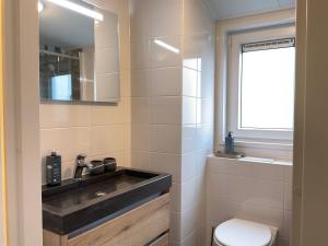 格拉登巴赫zu Jeddelohs Bungalows & Apartments -Adult friendly的一间带水槽和卫生间的浴室