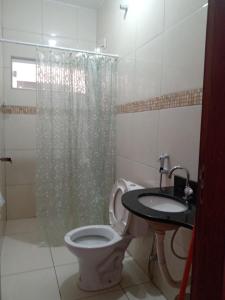 ExtremózChezElo的浴室配有卫生间、淋浴和盥洗盆。