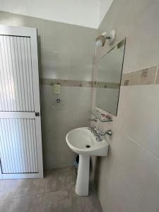科连特斯La Escala ll的浴室设有白色水槽和镜子