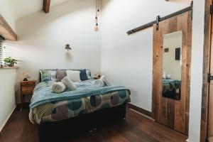 布德Swallows Nest的一间卧室配有一张床和一扇木门