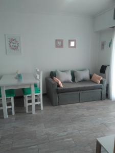 马德普拉塔Depto cerca del mar的客厅配有沙发和桌子