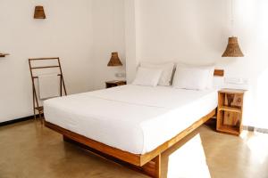 迪克韦勒Summer Time Hiriketiya的卧室配有白色床单和白色大床