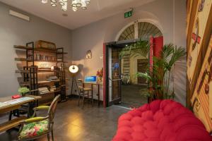 罗马纳沃纳色彩酒店的客厅配有红色的沙发和桌子