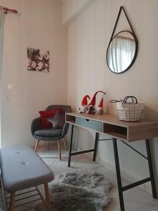 特里波利斯Central Artistic 2-Bedroom Apartment 79sqm的客房设有带镜子和椅子的书桌