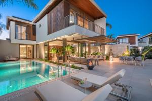 安塔利亚Bayou Villas-Ultra All Inclusive的一座带游泳池和房子的度假屋