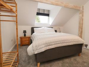 沃利The Lodge at Bridgeway的一间卧室设有一张床和木梯