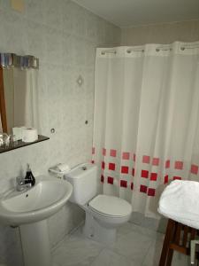 Sieste卡萨皮克罗乡村民宿的浴室配有白色卫生间和盥洗盆。