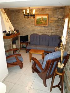 Sieste卡萨皮克罗乡村民宿的带沙发和壁炉的客厅