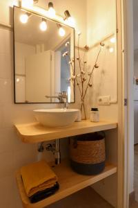 卡拉布兰卡Apartamento Tramuntana 3的一间带水槽和镜子的浴室