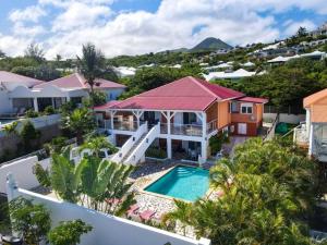 东方湾Villa Caribbean Star, 5 min walk from the beach的享有带游泳池的房屋的空中景致