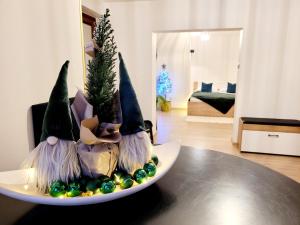 波罗宁HAFCIK Apartamenty przyjazne dzieciom的桌子上带圣诞装饰的盘子