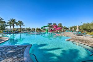 Queen CreekMesa Vacation Rental with Community Pool Access的一个带水滑梯的大型游泳池