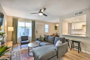 斯科茨Scottsdale Vacation Rental about 2 Mi to Old Town!的客厅配有沙发和桌子