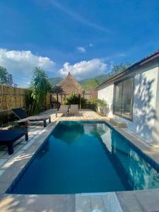 涛岛Bamboo Villa的一座带房子的庭院内的游泳池