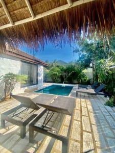 涛岛Bamboo Villa的一个带桌椅的庭院和一个游泳池