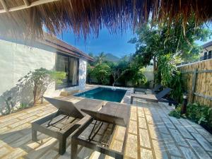 涛岛Bamboo Villa的庭院设有游泳池、桌子和椅子。