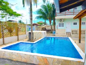 乌巴图巴雷坎托玛拉杜巴旅馆的一座大型游泳池四周环绕着石墙
