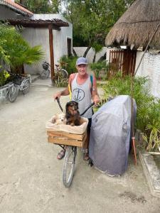 奥尔沃克斯岛Casa Molly的骑着自行车,在板条箱里带狗的人