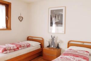 卡瓦莱塞CASA PARADISO - Vista valle的卧室配有两张床,墙上挂着一幅画