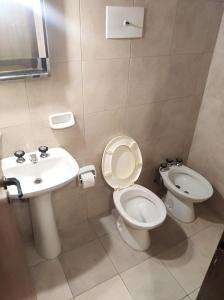维拉卡洛斯帕兹QUIRUS DORMIS的一间带卫生间和水槽的浴室