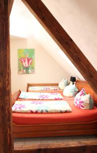 EltenHeidehof Pension B & B的一间卧室配有一张红色床垫的床