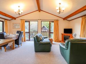 埃克塞特Dartmoor Retreat Lodge的带沙发和桌椅的客厅