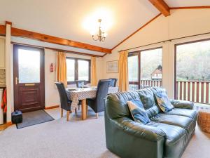 埃克塞特Dartmoor Retreat Lodge的客厅配有沙发和桌子