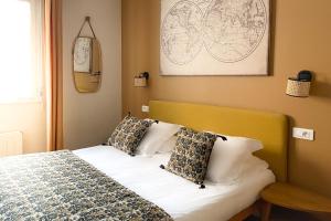 阿维尼翁马南酒店的一间卧室配有带枕头的床