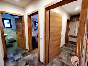 蒂罗尔-基希贝格Haus Dirol的浴室设有2扇开放式门和卫生间。