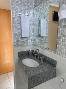 圣代佩德罗HOTEL E POUSADA ISIS的一间带水槽和镜子的浴室