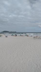 卡波布里奥Apartamento dunas cabo frio的一群人站在沙滩上