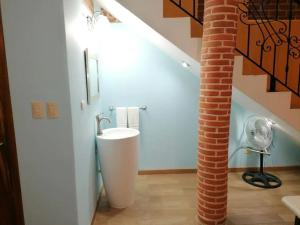 帕纳哈切尔VILLAS MARCO POLO的一间带白色水槽和砖墙的浴室