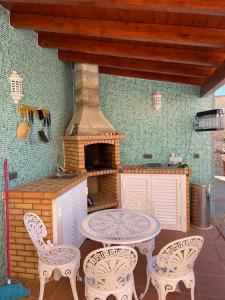 波尔蒂芒Villa Casa Velha的天井配有桌椅和烤箱。